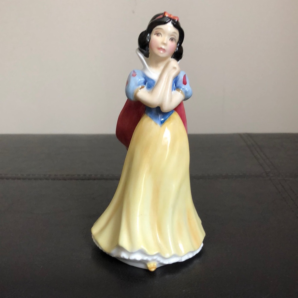 Royal Doulton Snow White Figurine SW9, excellent condition.